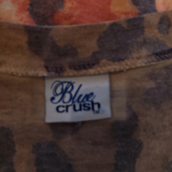 Like NEW! Small, Cute & Colorful Camouflage V-Neck Top, Light Stretch - Picture 7 of 8